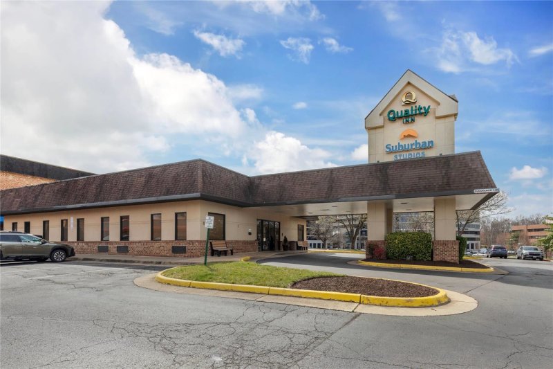 Suburban Studios Tysons Corner photo 5