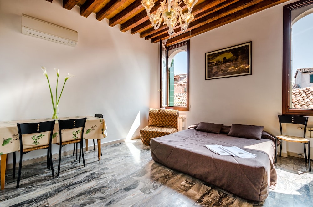 Venice Apartments photo 1