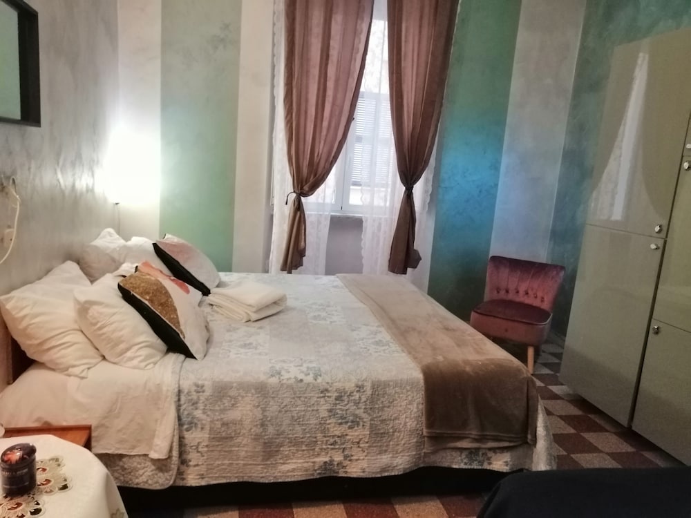 Român Holidays Hostel photo 1