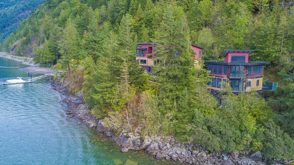 The Lodge on Harrison Lake photo 1