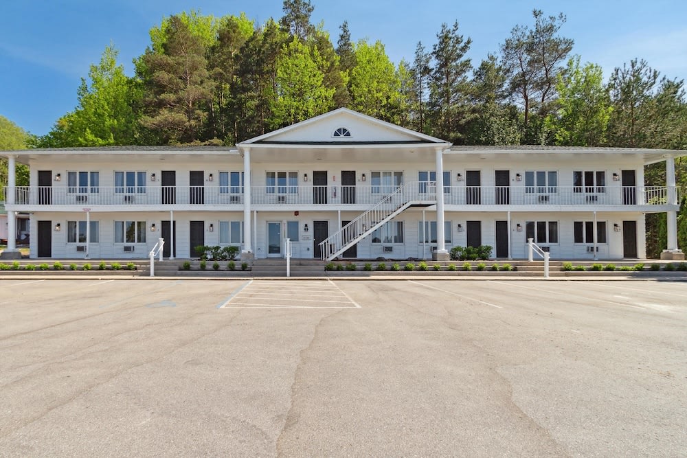 Bay Inn of Petoskey photo 1
