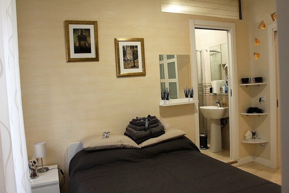 Gold house photo 1