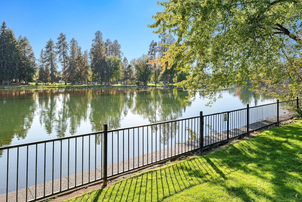 Mirror Pond 2 Bedroom Bungalow by RedAwning photo 1