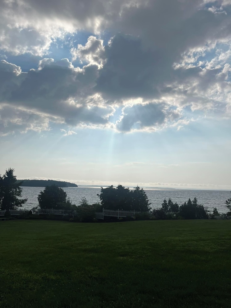 Valcour Inn & Boathouse photo 1