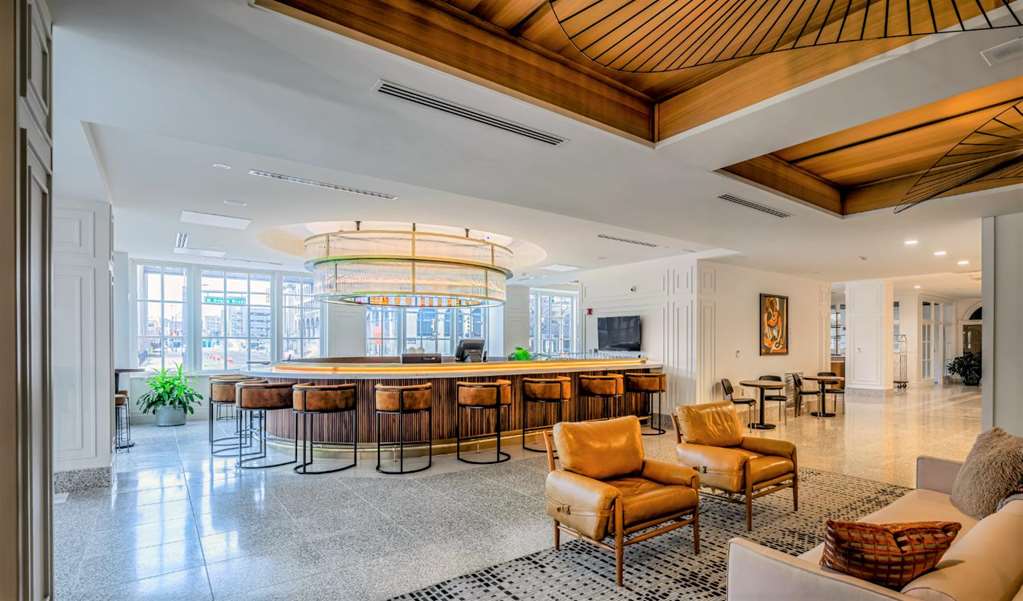  (Bar/Lounge)