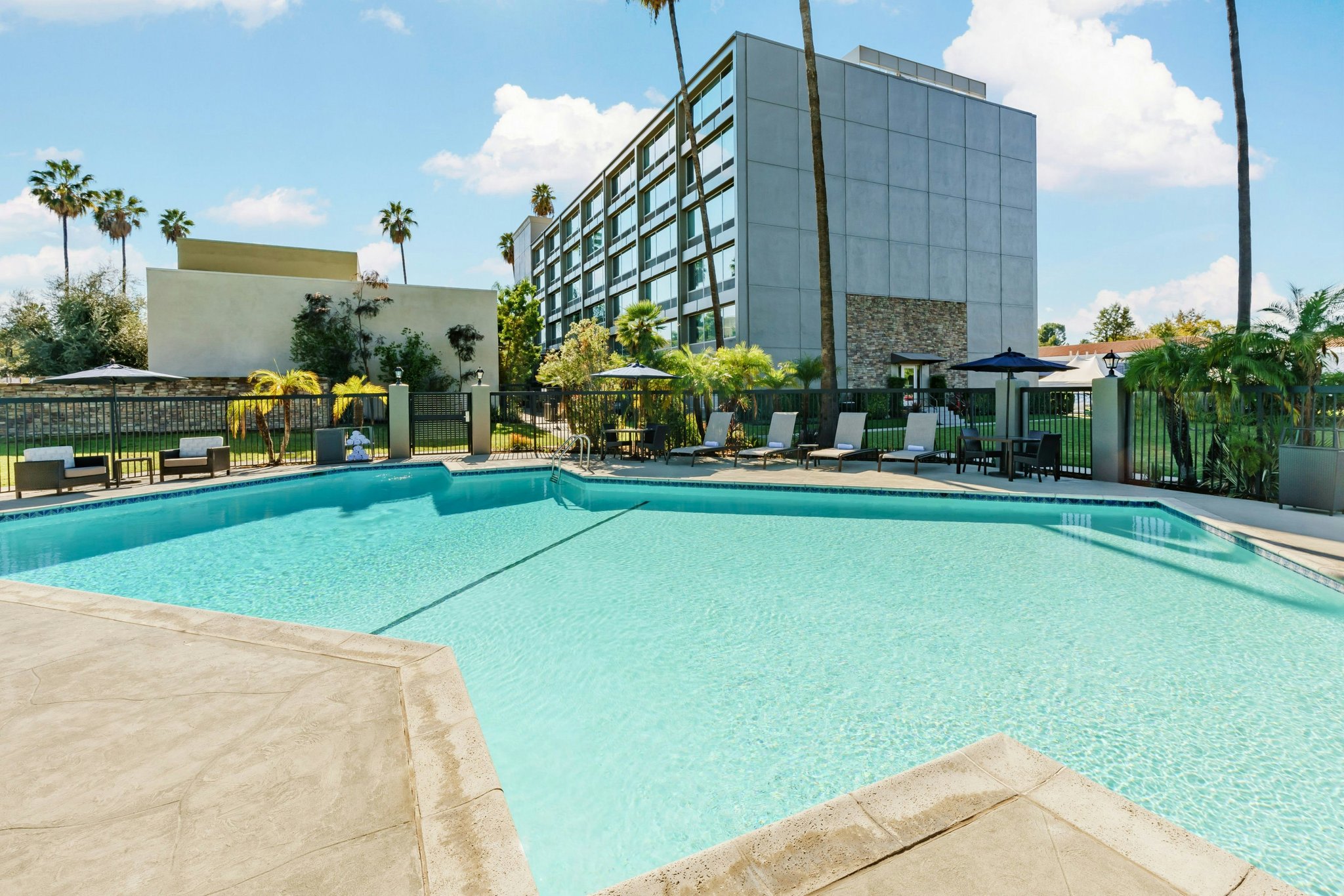 Courtyard By Marriott Los Angeles Woodland Hills photo 1