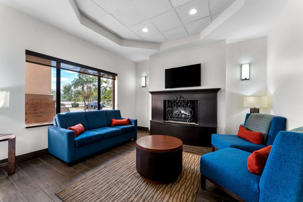  (Lobby view)