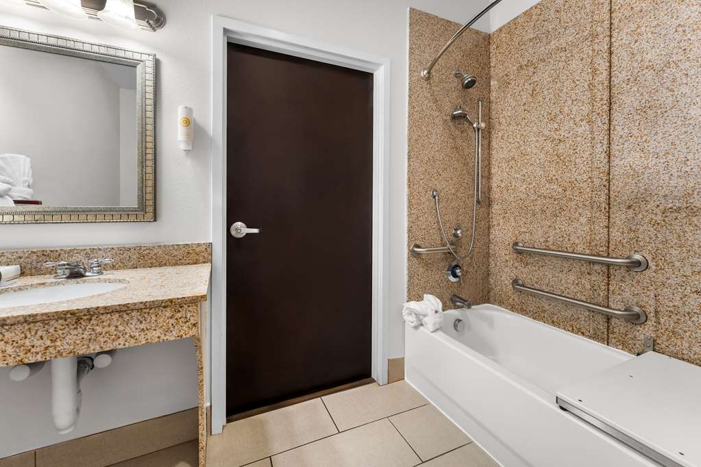  (Guest room)