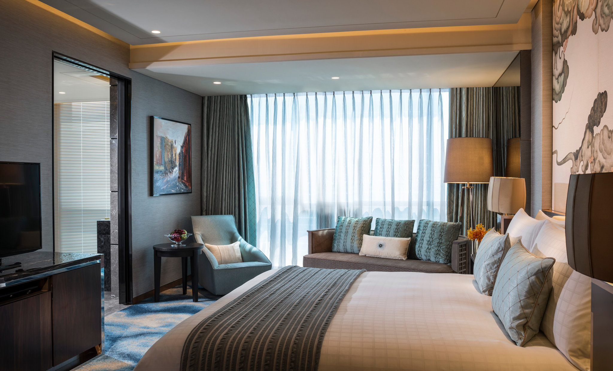 Ambassador Suite – 1 King & 2 Doubles