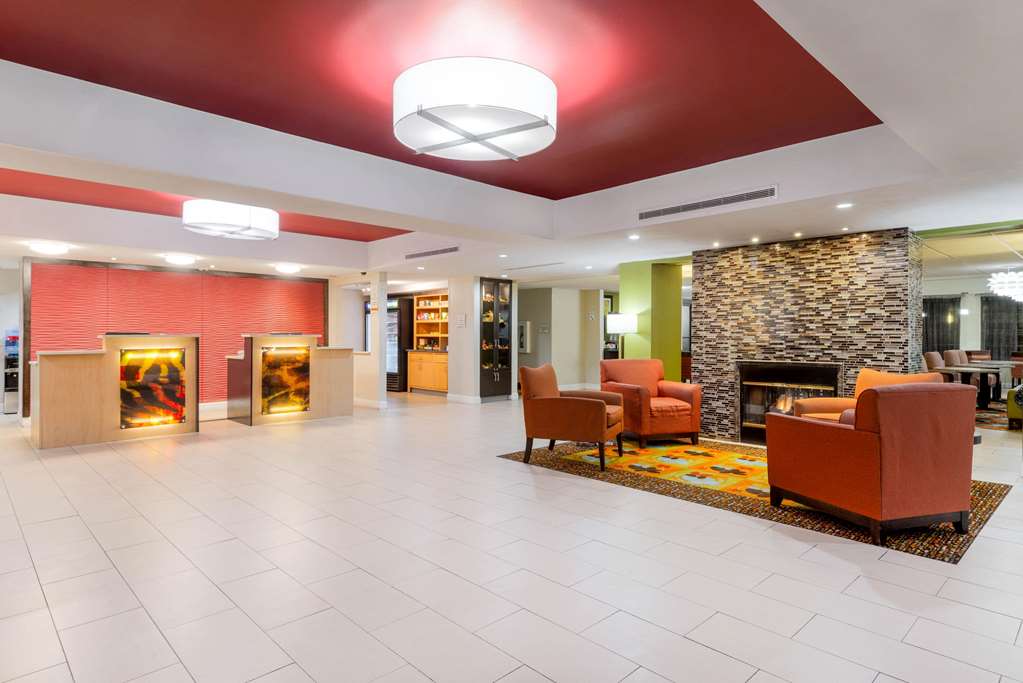  (Lobby view)