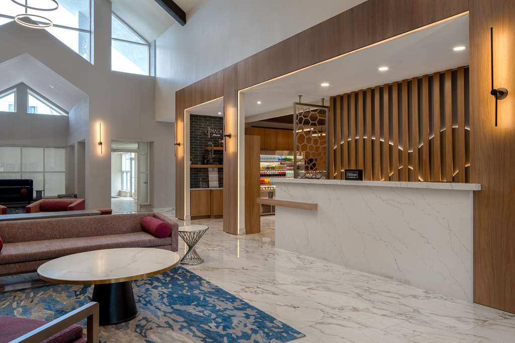  (Lobby view)