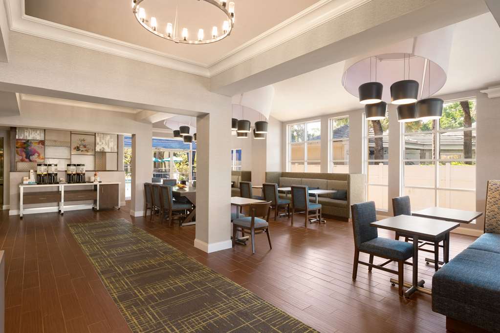  (Lobby view)