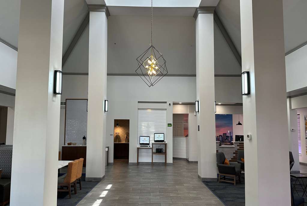  (Lobby view)