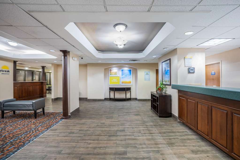  (Lobby view)