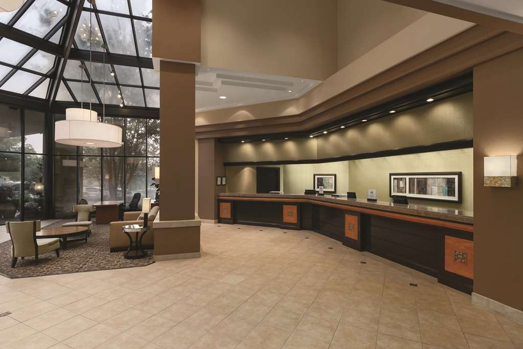  (Lobby view)