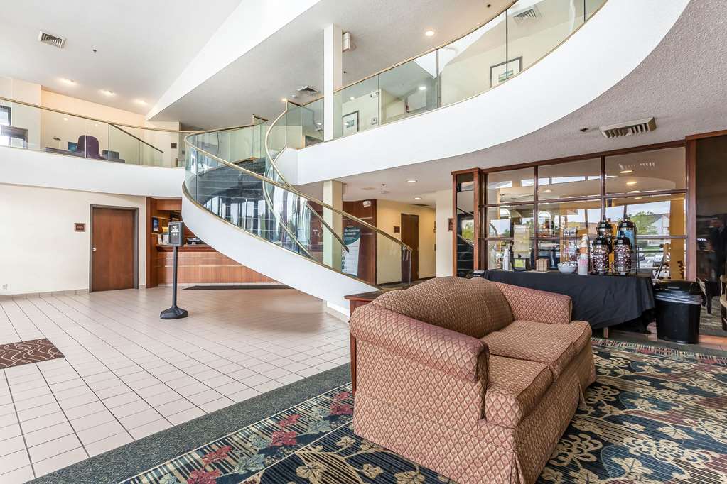  (Lobby view)