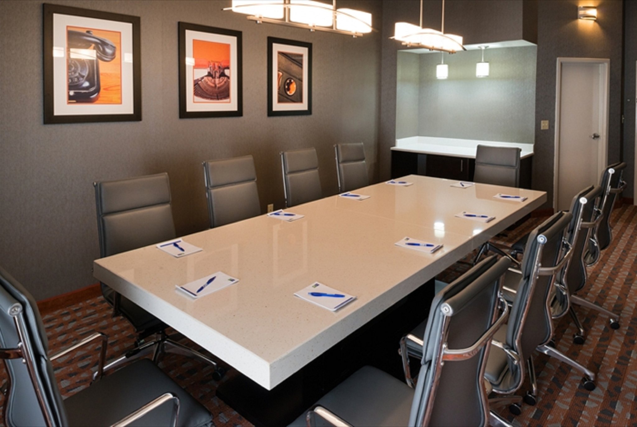  (Meeting room)