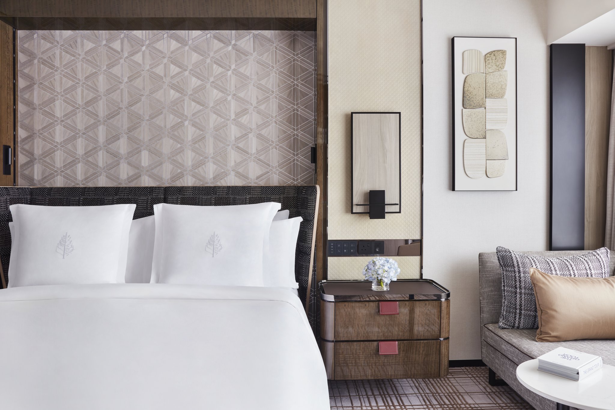Deluxe Peak-View Room – King