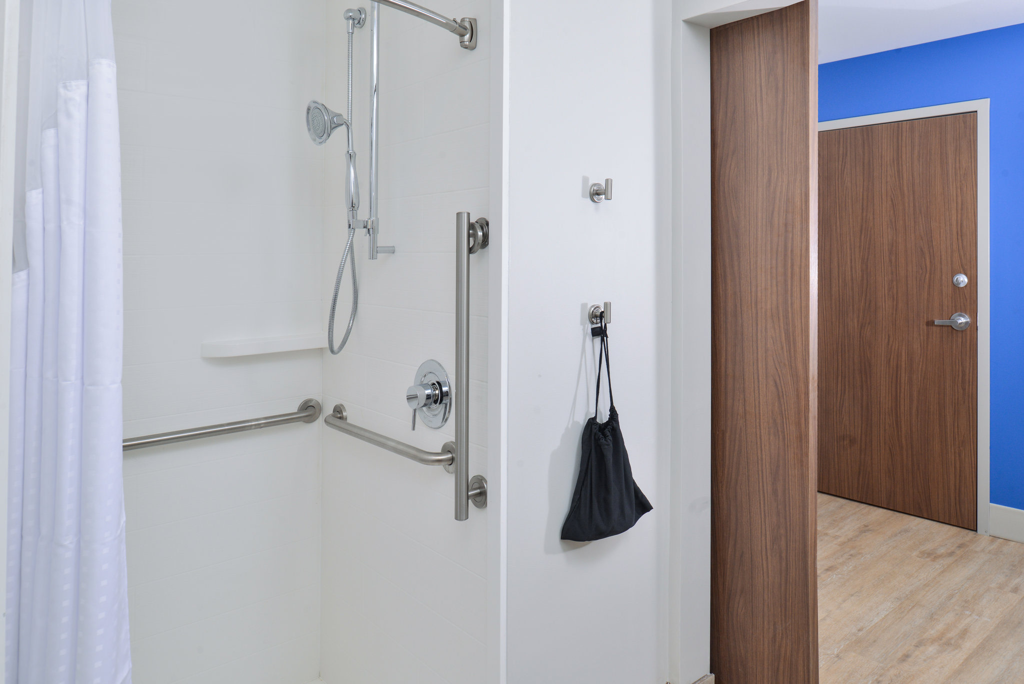  (Guest room)