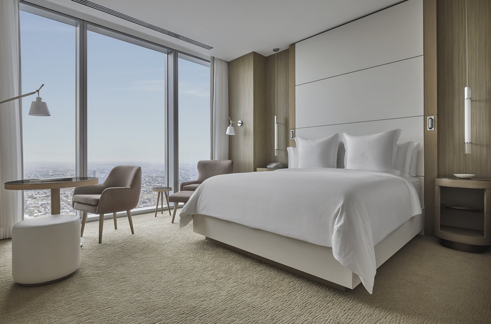 Premier Landmark Accessible Room – King