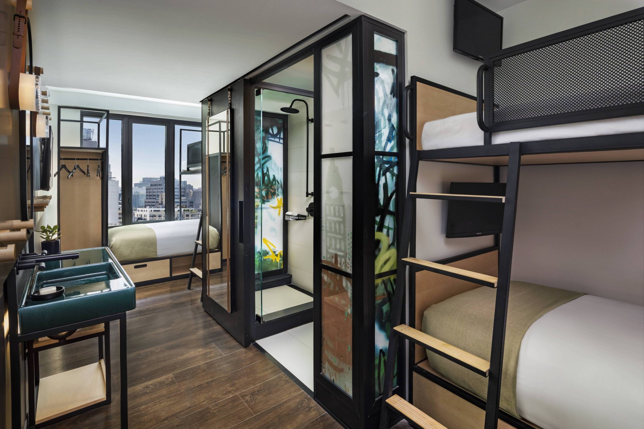  (Guest room)