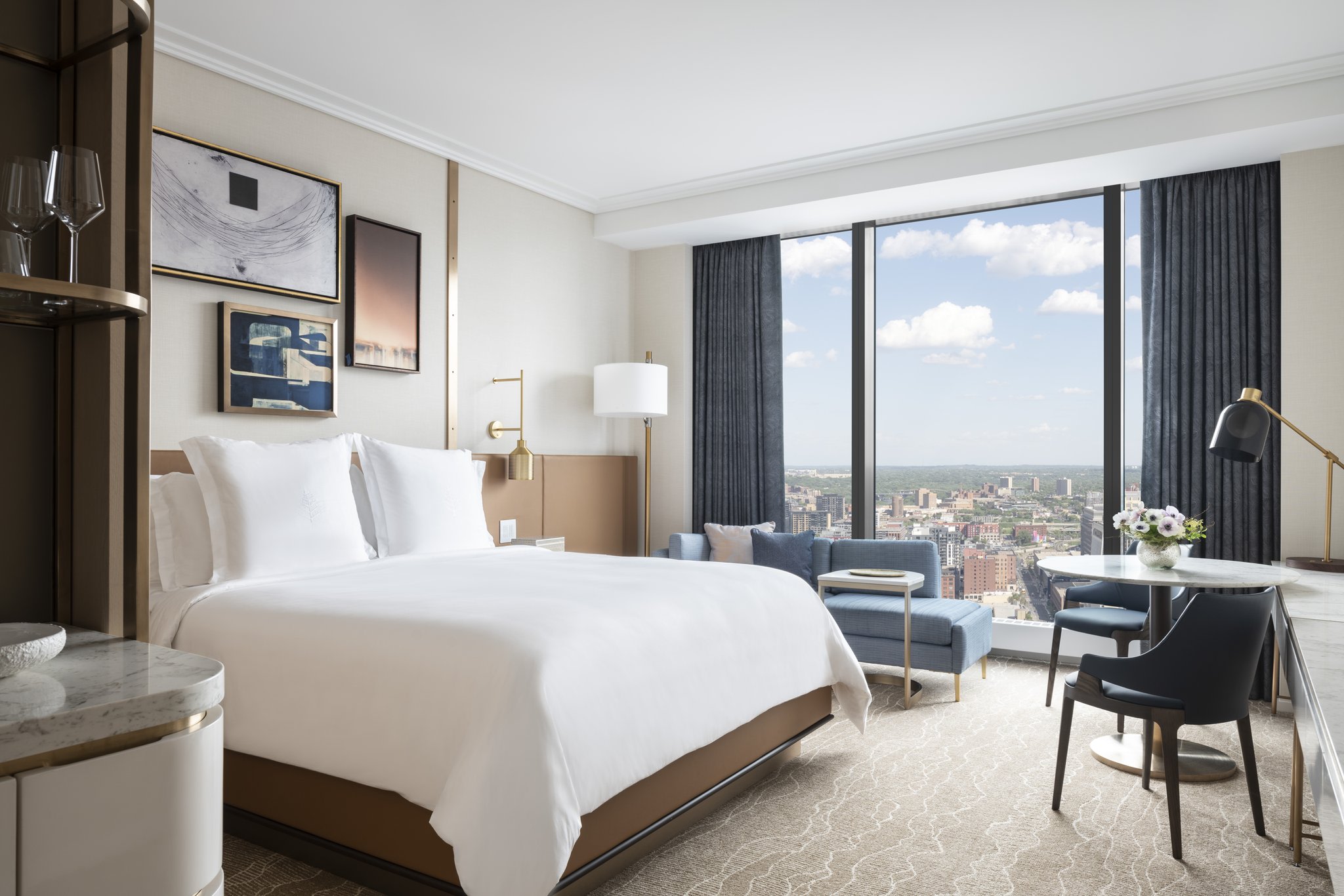 Superior Skyline-View Room – King
