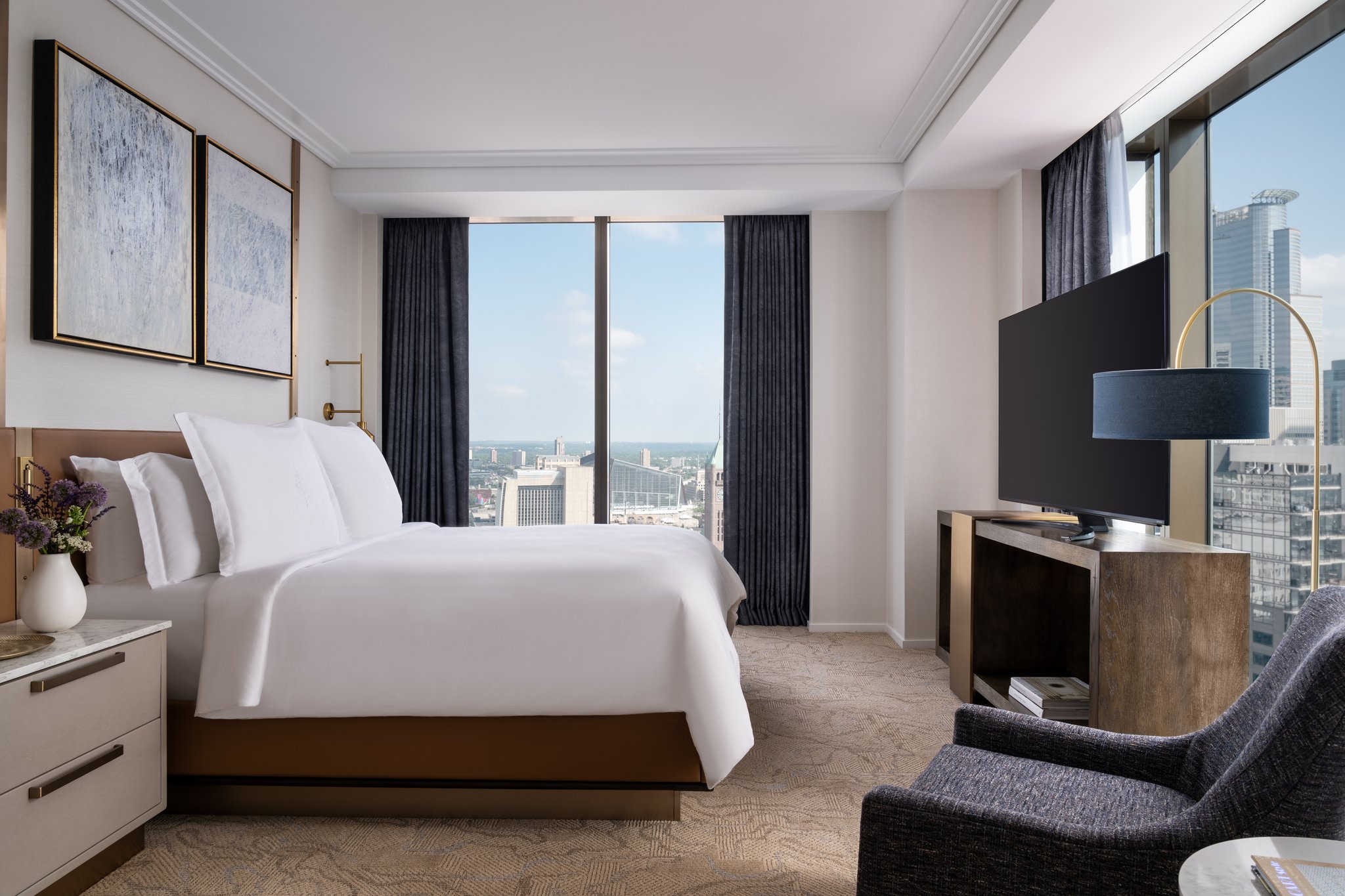 Accessible One-Bedroom Stadium Suite – No Roll-In Shower