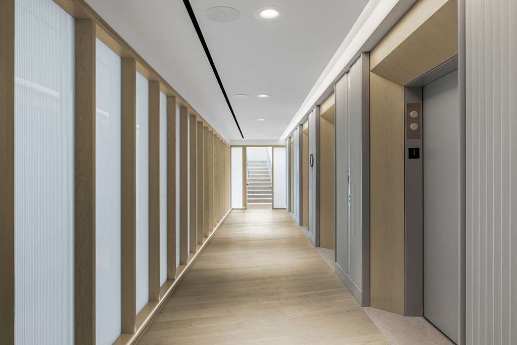  (Lobby view)