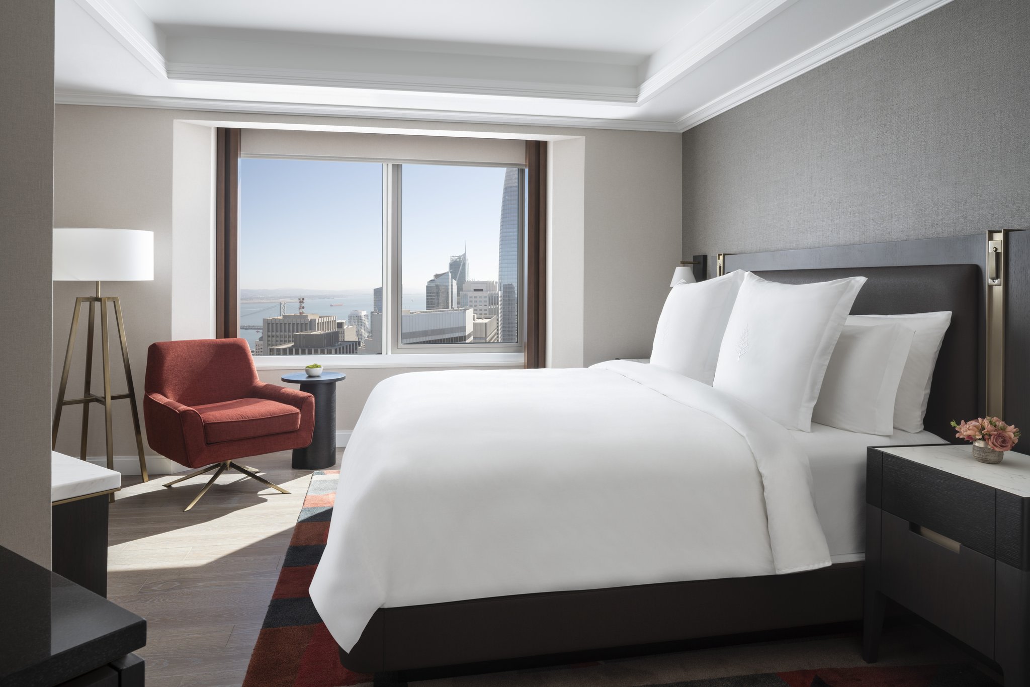 Superior Skyline-View Room – Queen