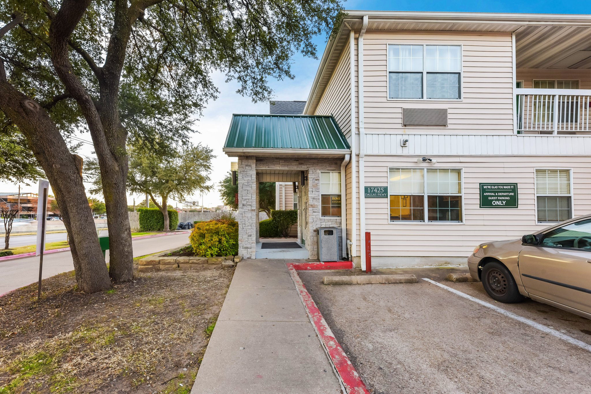 Hometowne Studios Dallas - North Addison/ Tollway photo 1