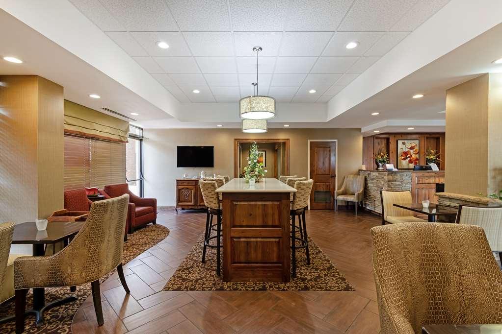  (Lobby view)