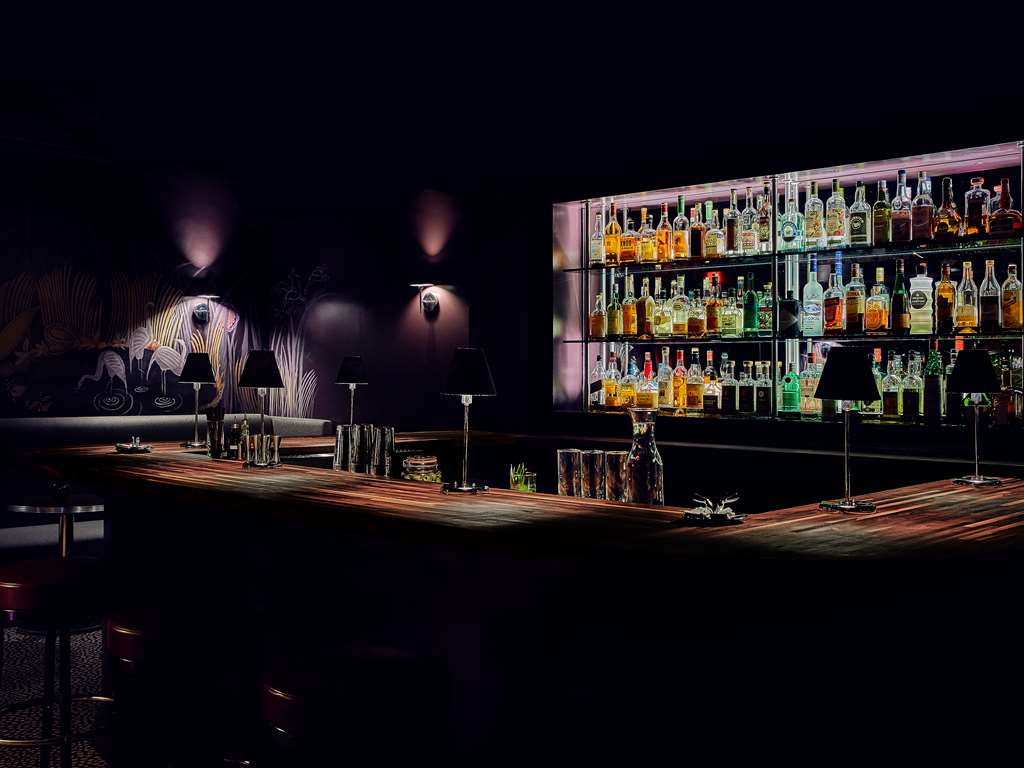  (Bar/Lounge)