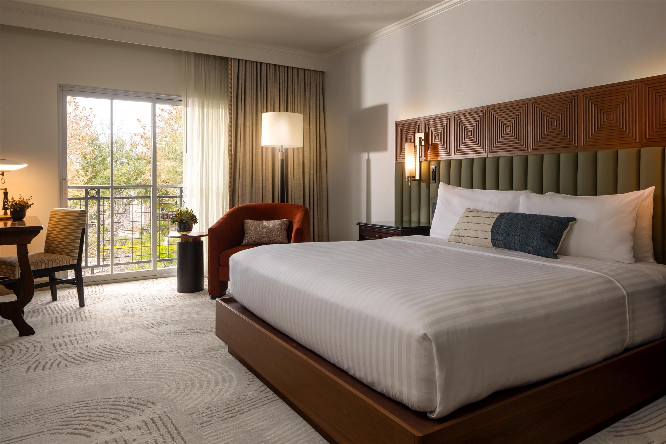 Deluxe 1 King Bed Guestroom