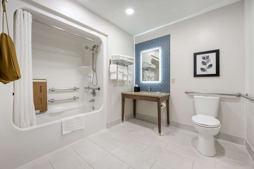  (Guest room)