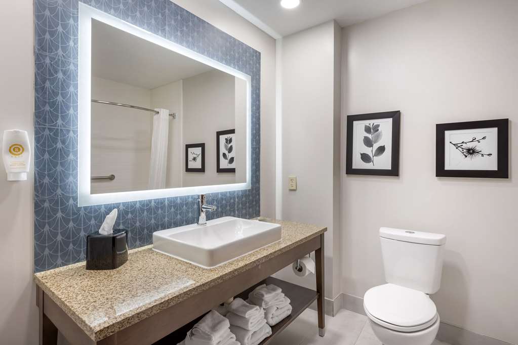  (Guest room)