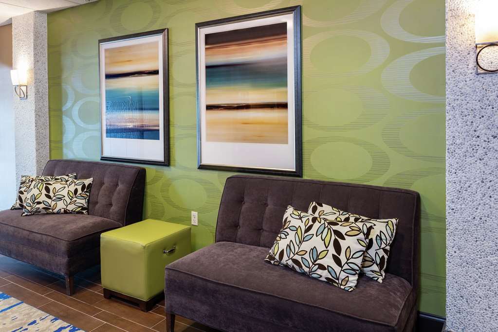  (Lobby view)