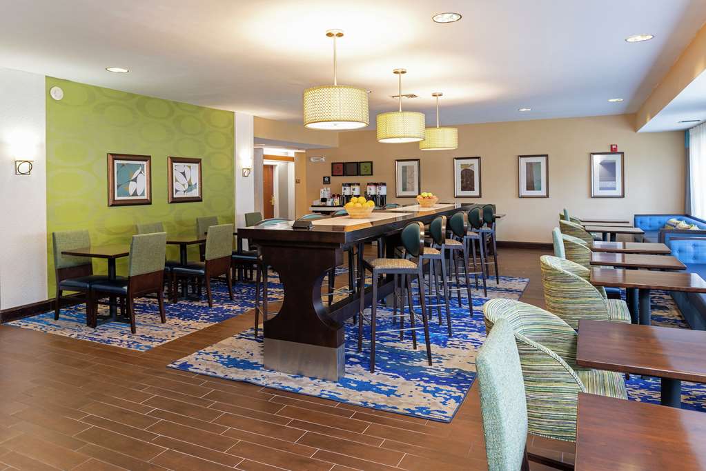  (Lobby view)