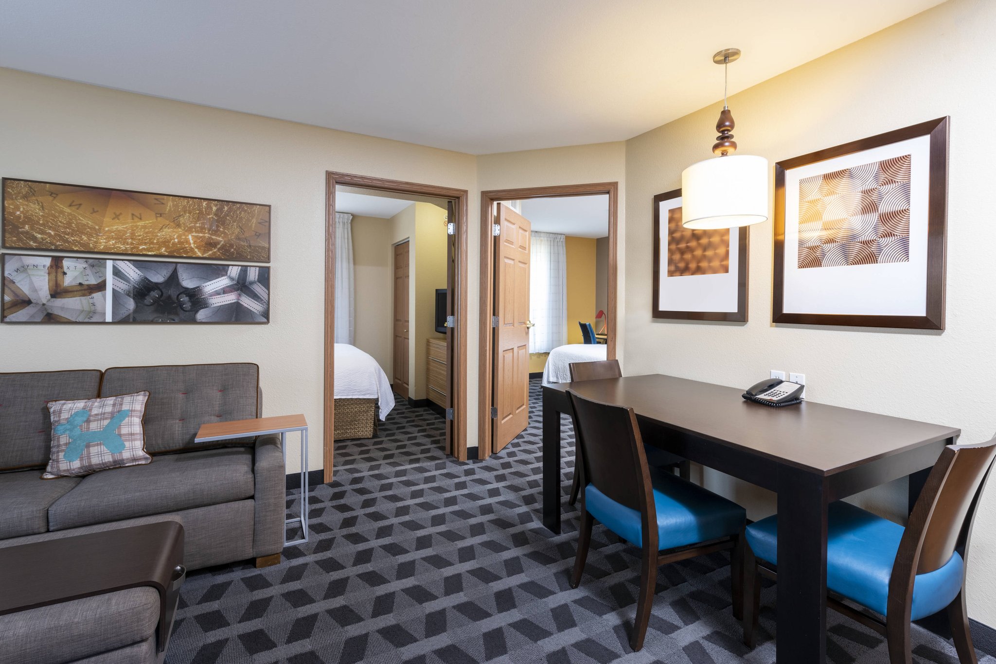  (Guest room)
