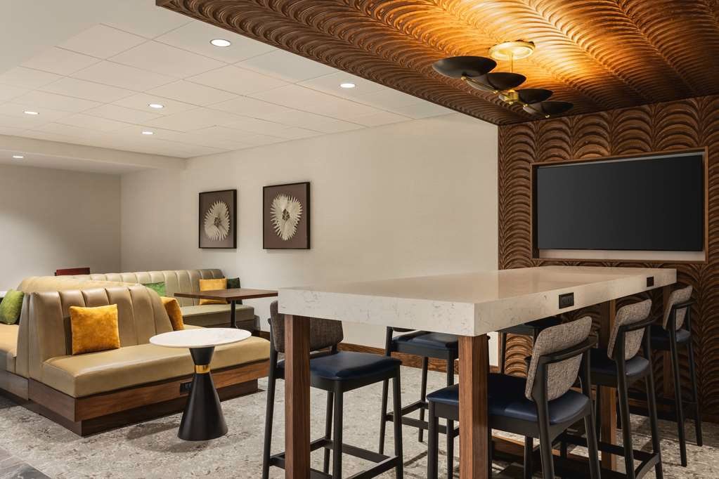  (Lobby view)