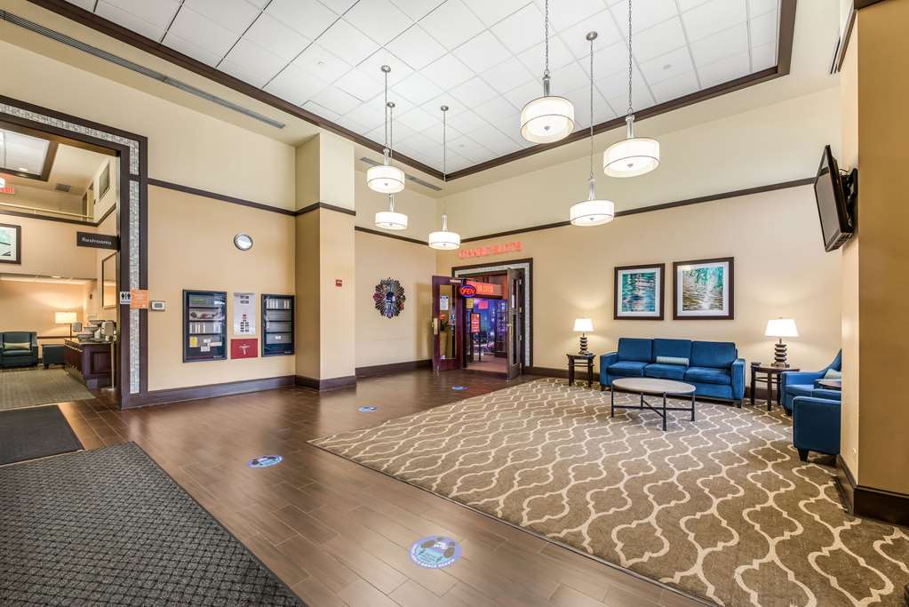  (Lobby view)