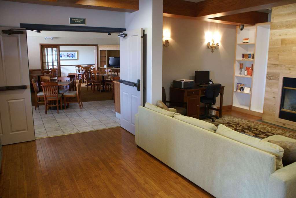  (Lobby view)