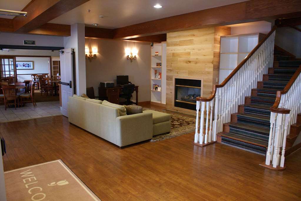  (Lobby view)