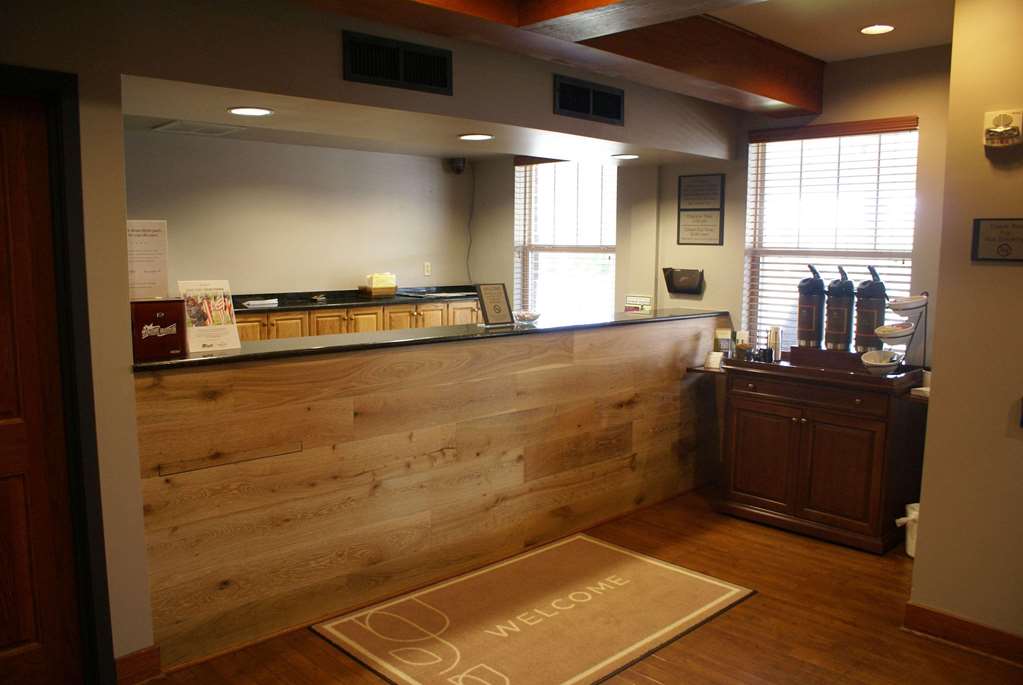  (Lobby view)