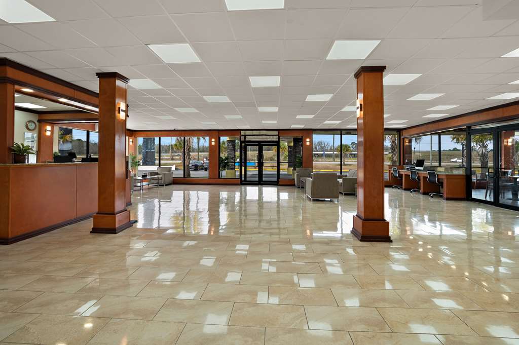  (Lobby view)