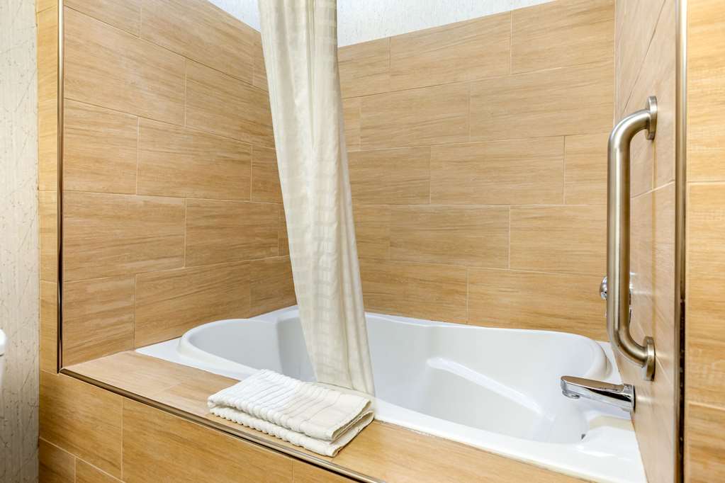  (Guest room)