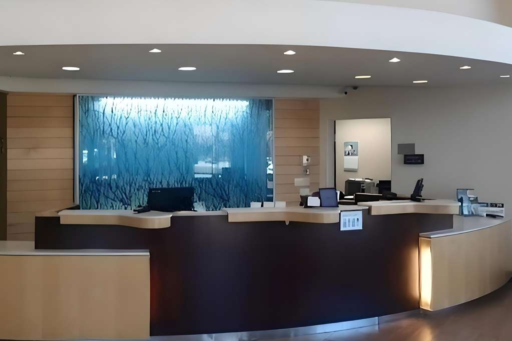  (Lobby view)