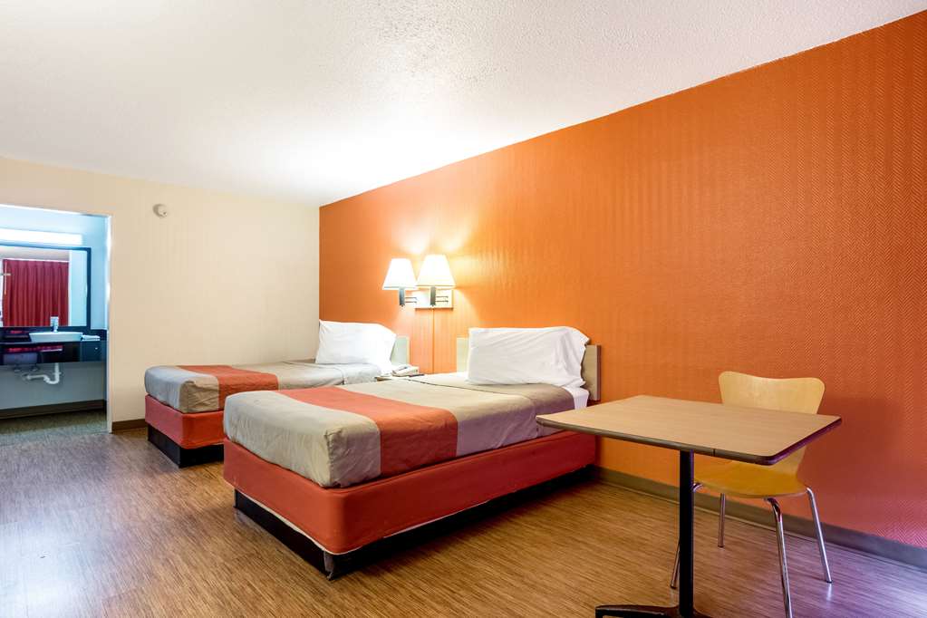  (Guest room)