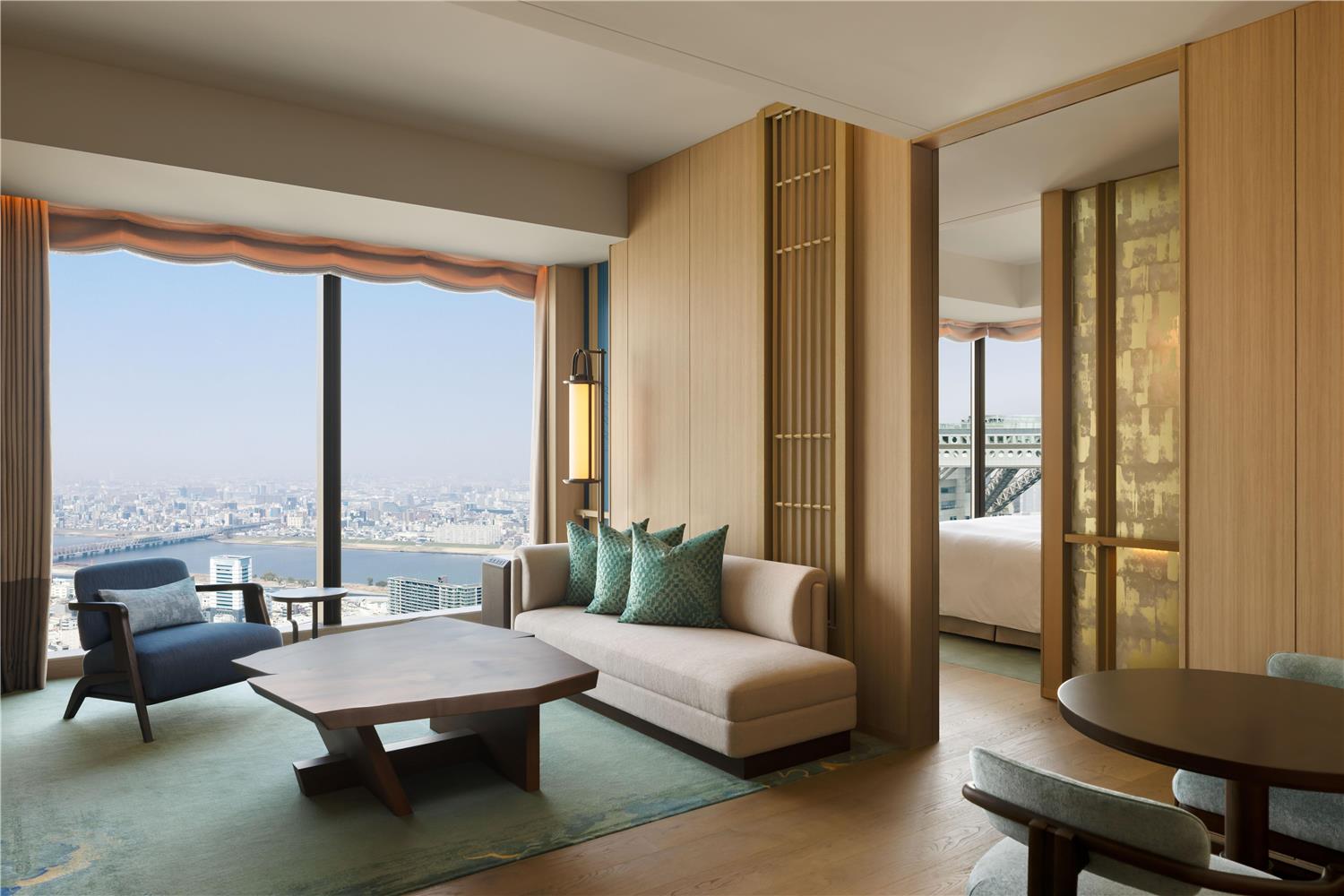 2 Bedroom Corner Suite/1 King 2 Queen Beds