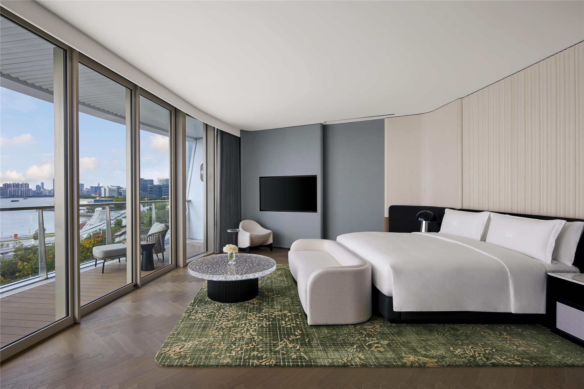King Panoramic Room River View
