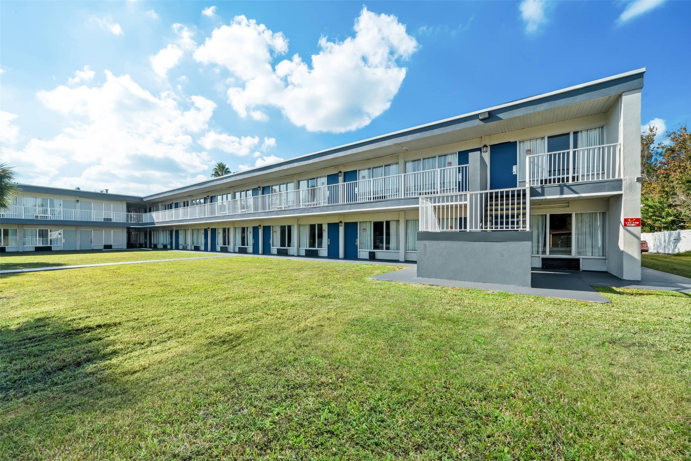 Suburban Studios Daytona Beach - Speedway photo 1